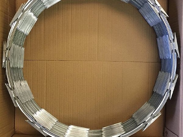 Single coil wire-reinforced concertinas are packed in cartons with plastic strips.