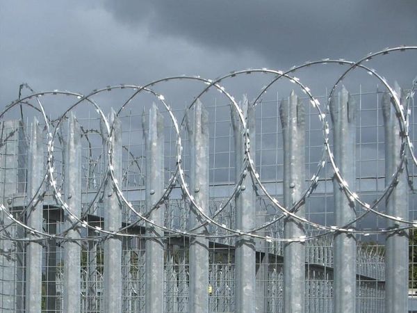 Flat wrap razor wire is installed at the upper part of palisade fencing.