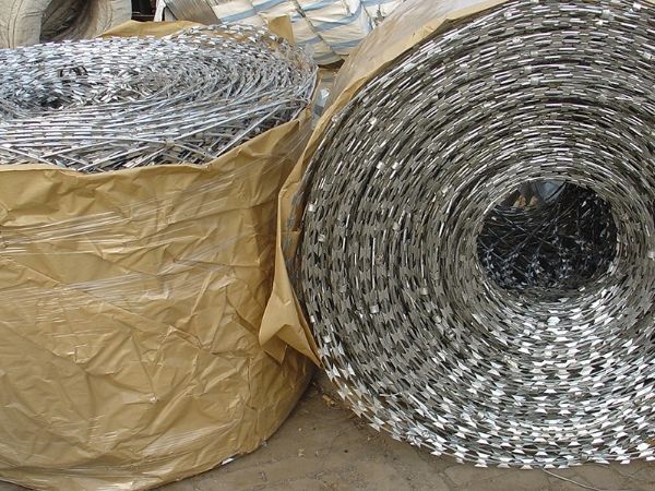 Flat wrap razor wire is packed with waterproof paper.