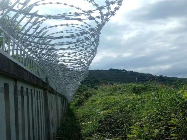 En la cerca del ferrocarril se instalan cables de concertina de hoja larga.