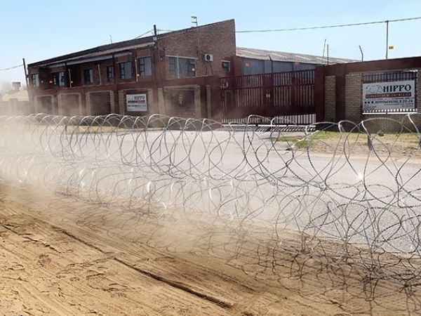 La barrera de seguridad de alambre de púas móvil de triple hebra se despliega para la interrupción del tráfico.