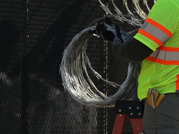 Los instaladores llevan un par de protectores de manga de brazo para protección de brazos.