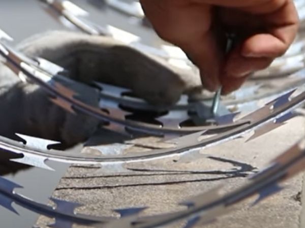 Expansion screws and gaskets are used for fixing razor wire.