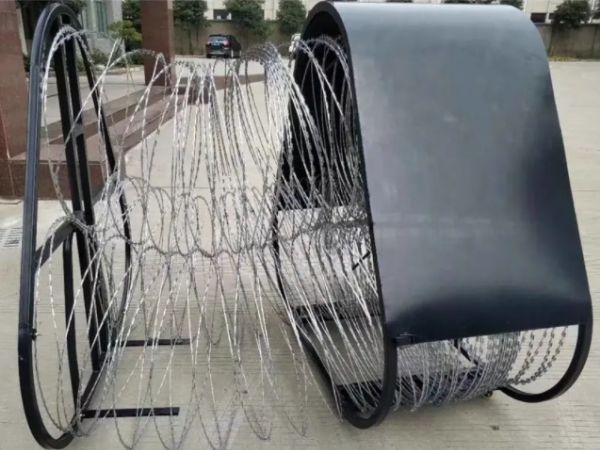 Razor wire mobile security barrier 