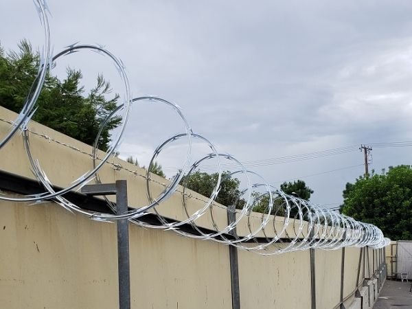 Un fil de rasoir à bobine unique est installé sur le mur d'usine pour l'isolement.