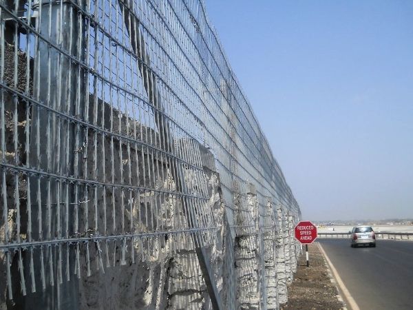 Se instala una malla cuadrada de maquinilla de afeitar soldada a lo largo de la carretera.