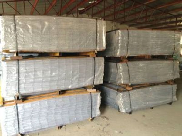 Welded razor mesh panels are packed in pallets.