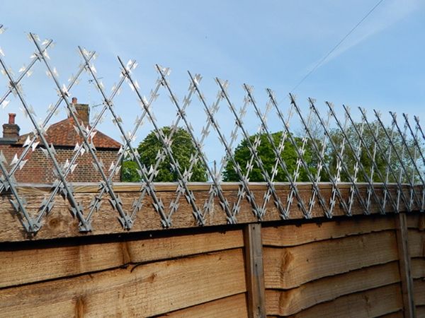 La maille de rasoir soudée diamant est installée sur la clôture en bois.