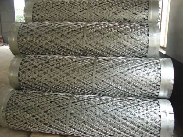 Welded razor mesh is packed in rolls.